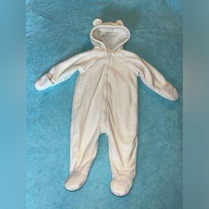 Old Navy for Baby Boy/G White One Peace Suit  For Spiny Or Fall Size 6-12 Month.